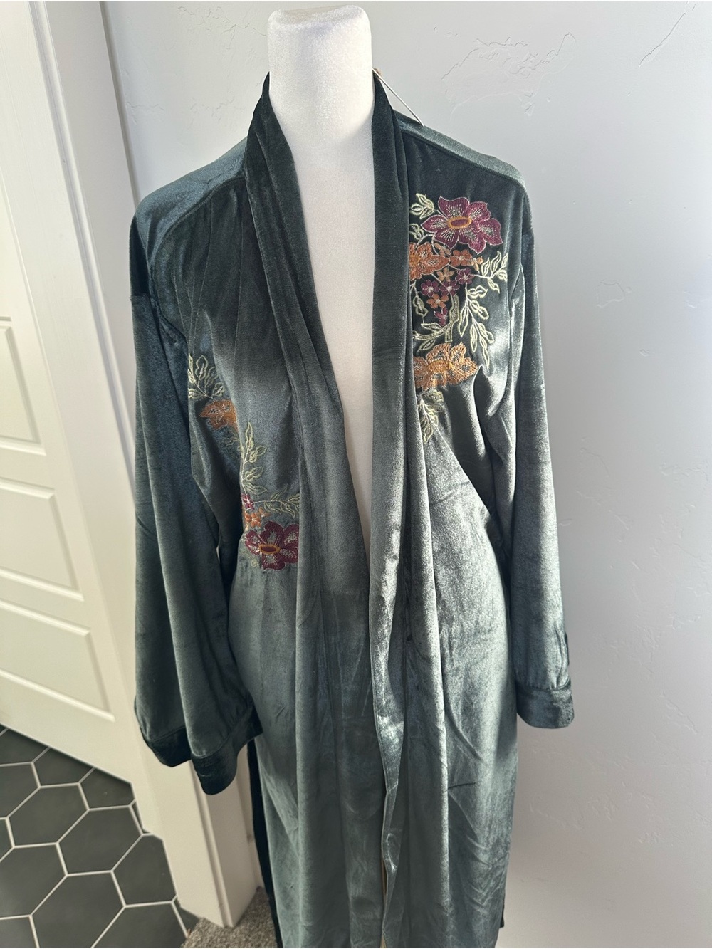 NEW- World Market- Women's Velvet Floral Embroidered Robe - Picture 7 of 8